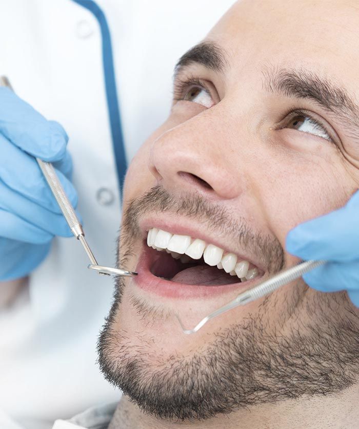 Hombre en odontología